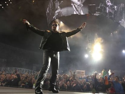 Bono, cantante de U2, durante un concierto de la banda en Barcelona