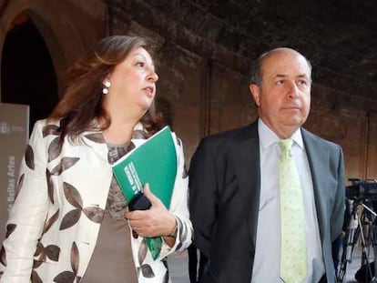 María del Mar Villafranca, directora del Patronato de la Alhambra y el Generalife junto a José Torres Hurtado, alcalde de Granada, en la Alhambra.