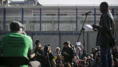 Protestes per exigir el tancament total del CIE de la Zona Franca.