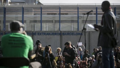 Protesta para exigir el cierre total del CIE de la Zona Franca de Barcelona.