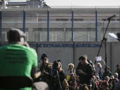 Protestes per exigir el tancament total del CIE de la Zona Franca.