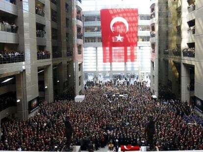 El funeral del fiscal Mehmet Selim Kiraz, al Palau de Justícia d'Istanbul, aquest dimecres.