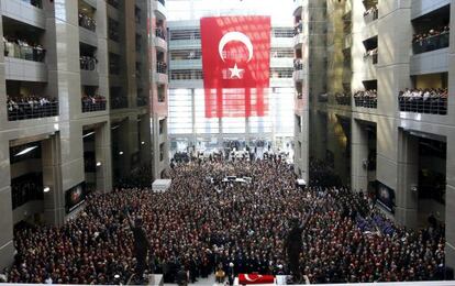 El funeral del fiscal Mehmet Selim Kiraz, al Palau de Justícia d'Istanbul, aquest dimecres.