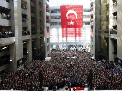 El funeral del fiscal Mehmet Selim Kiraz, al Palau de Justícia d'Istanbul, aquest dimecres.