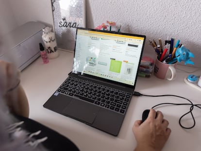 Una persona realiza compras 'online' desde su ordenador, en Madrid.