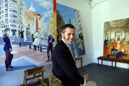 El pintor Ignacio Goitia posa en su estudio de Bilbao junto a dos de sus obras.