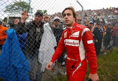 Fernando Alonso camina hacía los garajes tras sufrir un accidente y tener que abandonar en el GP de Canadá.