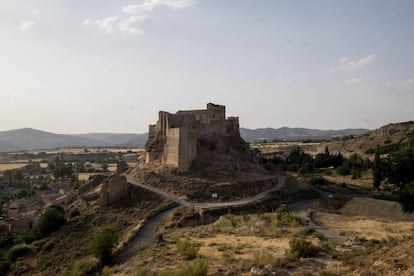 El castillo de Zorita de los Canes (Guadalajara) desde el camino a Almonacid de Zorita.