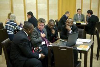 El profesor de Telecomunicaciones de la Universidad de las Palmas, Miguel Peñate, junto a varios miembros de la delegación de Guinea, en la sala de reuniones donde se celebra Africagua 2013.