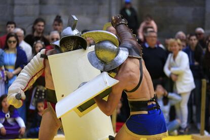 Uno de los espectáculos que mayor atracción genera es la lucha de gladiadores. El colectivo Ars Dimicandi, expertos en investigación histórica, enseñan y llevan a la práctica los secretos de este tipo de lucha. En la imagen, dos gladiadores se enfrentan durante una muestra de esta histórica lucha.