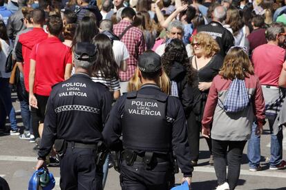 Agentes de la Polic&iacute;a Local, de patrulla por la capital valenciana. 