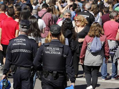 Agentes de la Policía Local, de patrulla por la capital valenciana.