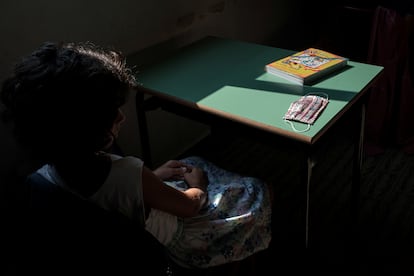 Una alumna en una escuela italiana, en una imagen de archivo.