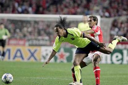 Beto intenta cortar un avance de Ronaldinho.