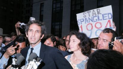 Daniel Ellsberg junto a su esposa Patricia rodeados de periodistas luego de admitir haber proporcionado al New York Times documentos secretos del Pentágono. En Boston, Estados Unidos, 1971.