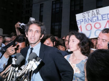 Daniel Ellsberg junto a su esposa Patricia rodeados de periodistas luego de admitir haber proporcionado al New York Times documentos secretos del Pentágono. En Boston, Estados Unidos, 1971.
