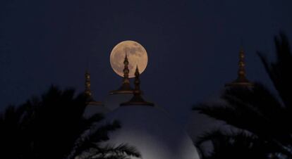 Vista do eclipse lunar sobre a mesquita de Sheikh Zayed em Abu Dhabi (Emirados Árabes)