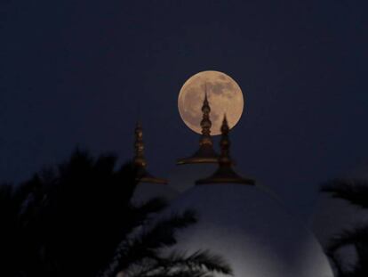 Vista do eclipse lunar sobre a mesquita de Sheikh Zayed em Abu Dhabi (Emirados Árabes)