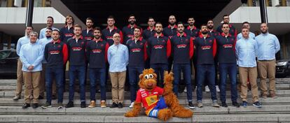 La plantilla y el cuerpo técnico de España posa en la sede del CSD, en Madrid.