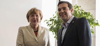 Foto distribuida por el Gobierno griego de la reuni&oacute;n entre Tsipras y Merkel.