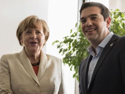 Foto distribuida por el Gobierno griego de la reuni&oacute;n entre Tsipras y Merkel.