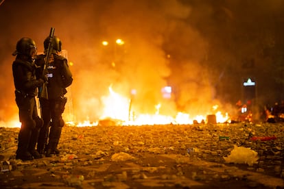 Agentes antidisturbios de la Policía Nacional, durante los disturbios registrados en Barcelona tras la condena, en 2019, de los líderes del 'procés'.