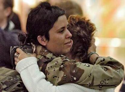 Una soldado se despide de su familia antes de salir hacia Afganistán el sábado en el aeropuerto de Zaragoza.