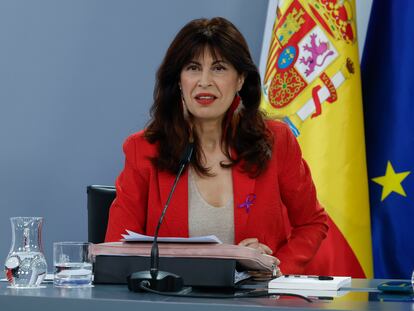 La ministra de Igualdad, Ana Redondo, interviene en una conferencia de prensa tras el Consejo de Ministros extraordinario convocado en el Día Internacional de la Mujer para aprobar medidas sobre esta materia.