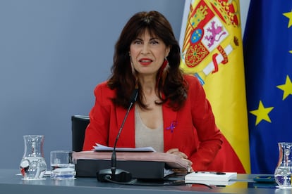 La ministra de Igualdad, Ana Redondo, interviene en una conferencia de prensa tras el Consejo de Ministros extraordinario convocado en el Día Internacional de la Mujer para aprobar medidas sobre esta materia.
