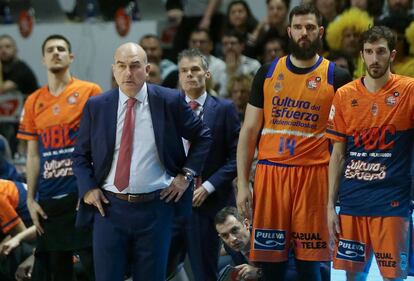 Ponsarnau, al frente del banquillo del Valencia, en los cuartos ante el Barça