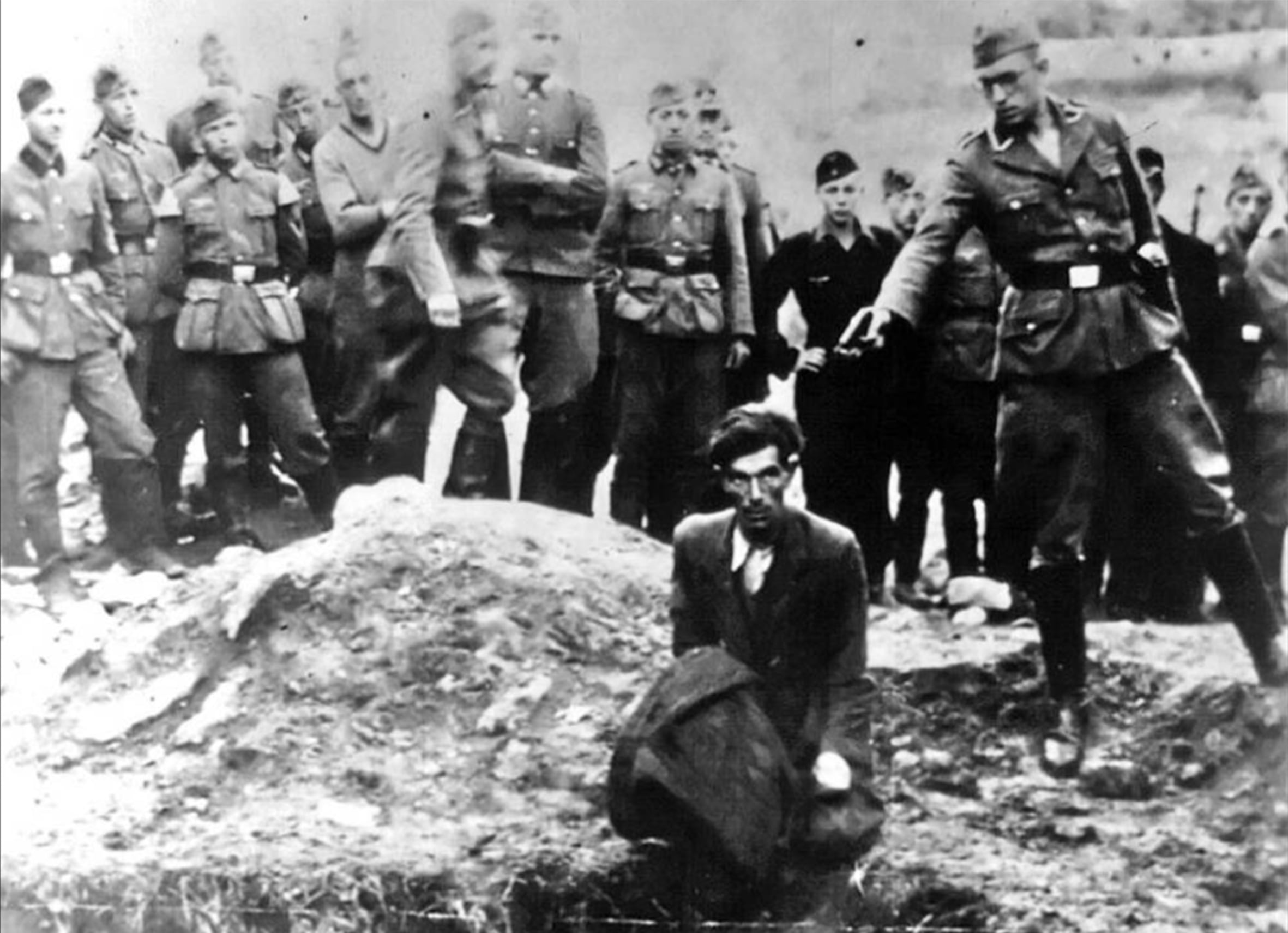 La inteligencia artificial permite identificar a un asesino nazi en una de las fotos más atroces del Holocausto