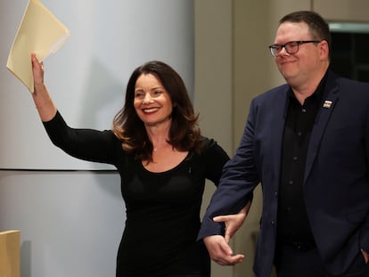 Fran Drescher, presidenta del sindicato de actores SAG-AFTRA, y Duncan Crabtree-Ireland, jefe de los negociadores, llegan a la rueda de prensa donde han anunciado los detalles del acuerdo que ha acabado con 118 días de huelga, en Los Ángeles, el 10 de noviembre de 2023.