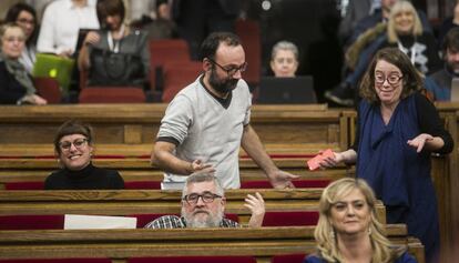 De izquierda a derecha los diputados de la CUP, Mireia Vehí, Benet Salellas y Eulàlia Reguant.