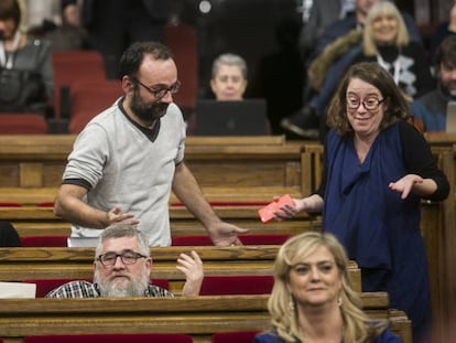 De izquierda a derecha los diputados de la CUP, Mireia Vehí, Benet Salellas y Eulàlia Reguant.