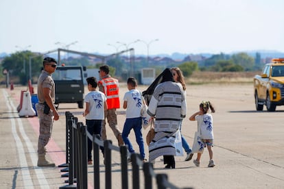Llegada a la base aérea de Torrejón de Ardoz de Madrid de 15 niños procedentes de Gaza, acompañados de algunos de sus familiares. 
