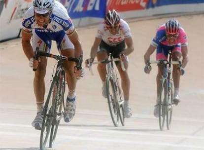 Boonen se impone en los metros finales a Cancellara y Ballan.