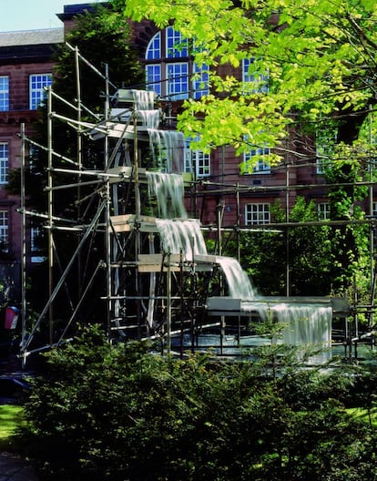 Cascada artificial (2004) en la Dundee Contemporary Arts, Reino Unido, una de las instalaciones fetiche de Olafur Eliasson.