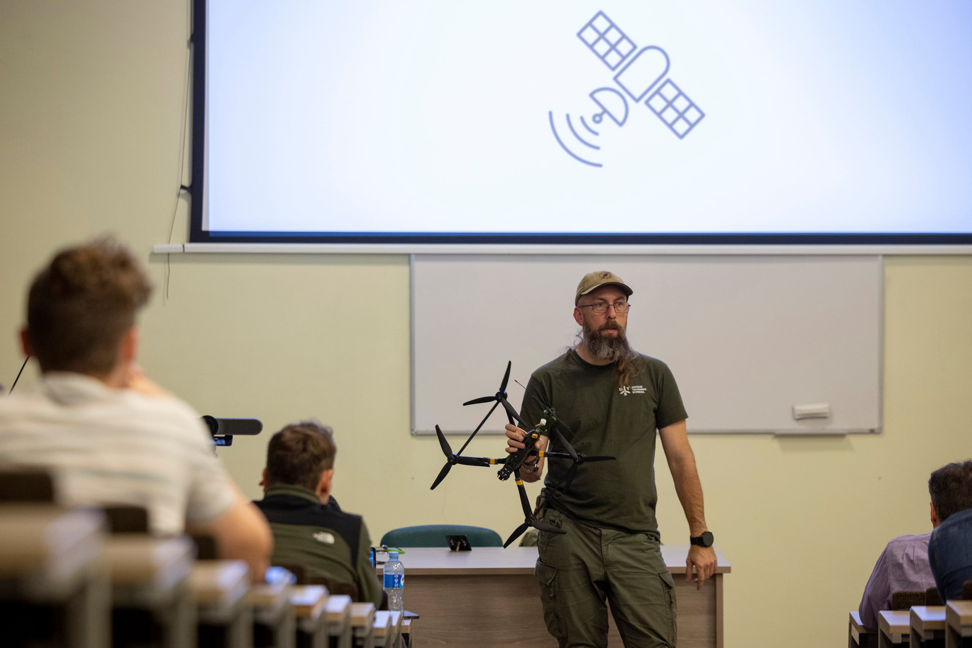 Un profesor de Drone Training School, en una clase en la Facultad de Informática, el 12 de noviembre en Vilnius.