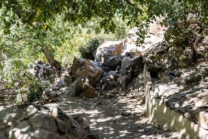 Las rocas que han dejado inservible la pista que comunicaba las aldeas de Zrit y Amndar, la población más alta del valle.