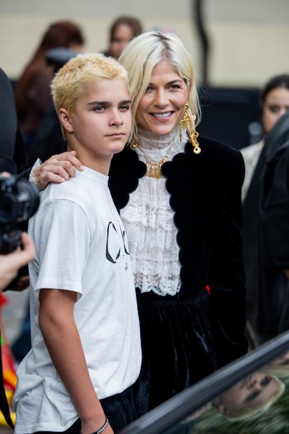 La actriz Selma Blair también escogió la mejor compañía para sentarse en la primera fila del desfile de Chloé. Ella acudió con su hijo Arthur Saint.