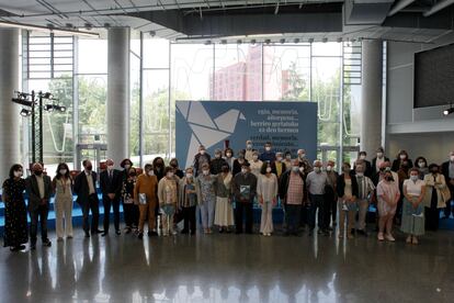 Un grupo de las víctimas de violencia política homenajeadas en el acto celebrado este sábado en Bilbao.