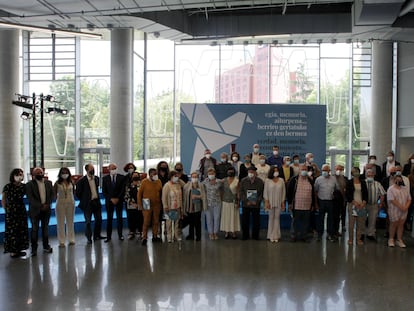 Un grupo de las víctimas de violencia política homenajeadas en el acto celebrado este sábado en Bilbao.