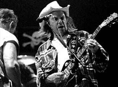 Neil Young, durante la actuación con la que cerró el domingo el Espárrago Rock de Jerez.