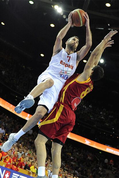 Juan Carlos Navarro entra a canasta ante el macedonio Vojdan Stojanovski.