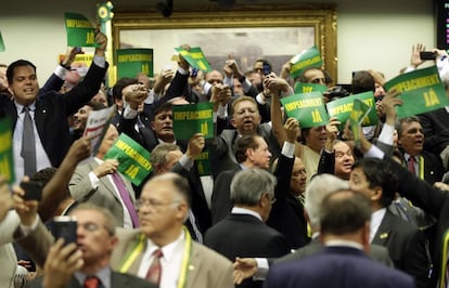 Diputados opositores celebran la decisión de la comisión parlamentaria.