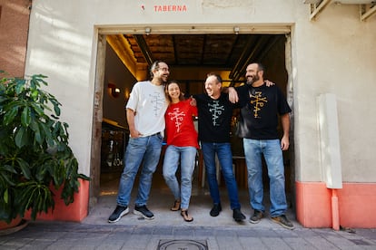 Miguel Domelo junto a su equipo Anastasia, Oleksander y Cristóbal.