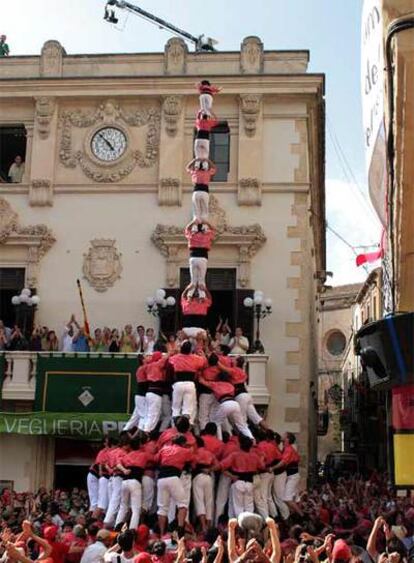 El <i>pilar de</i> <i>vuit amb folre i manilles</i> con el que la Colla Vella culminó su actuación.