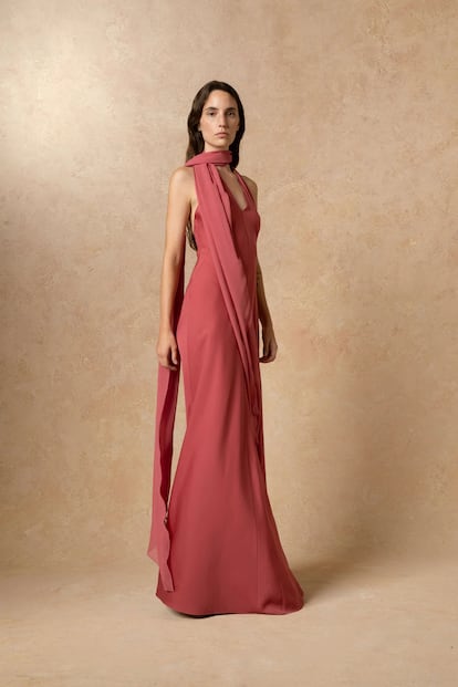 CORTANA: Fundadora: Rosa Esteva. Año de Creación: 2001.
Estilo: Sofisticado, minimalista, atemporal y con una gran fluidez. Se inspira en la naturaleza y las artes escénicas. Prendas caracterizadas por la calidad de los tejidos naturales (seda, lino, algodón), patrones exquisitos y siluetas etéreas. Prioriza la comodidad y la elegancia sin esfuerzo. Aunque no se limita a "fiesta", muchos de sus diseños son perfectos para eventos de gala o bodas muy especiales.
Diseño y Fabricación: Diseñan en su estudio en Barcelona y fabrican íntegramente en España, en talleres locales (por ejemplo, sus sandalias se confeccionan en Mallorca). Mantienen un control muy estricto sobre toda la cadena de producción. rango de Precios: Alto-lujo. Los vestidos y conjuntos pueden ir desde 500 euros hasta varios miles de euros. La han vestido: la reina Letizia, Sassa de Osma, Eugenia Silva, Jessica Chastain. 