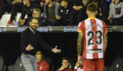 Machín da instrucciones en un partido del Celta.