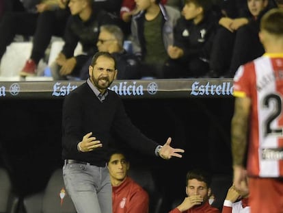 Mach&iacute;n da instrucciones en un partido del Celta. 